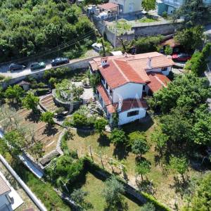 Obiteljska kuća sa velikom okućnicom i pogledom na Kvarner