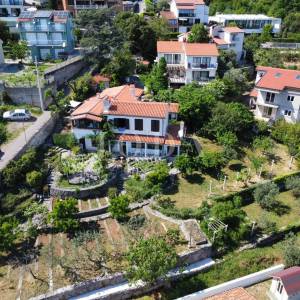 Obiteljska kuća sa velikom okućnicom i pogledom na Kvarner