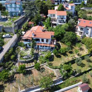 Obiteljska kuća sa velikom okućnicom i pogledom na Kvarner
