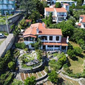 Obiteljska kuća sa velikom okućnicom i pogledom na Kvarner
