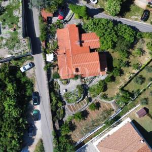 Obiteljska kuća sa velikom okućnicom i pogledom na Kvarner