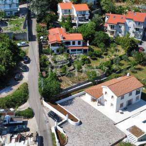 Obiteljska kuća sa velikom okućnicom i pogledom na Kvarner