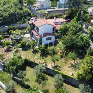 Obiteljska kuća sa velikom okućnicom i pogledom na Kvarner