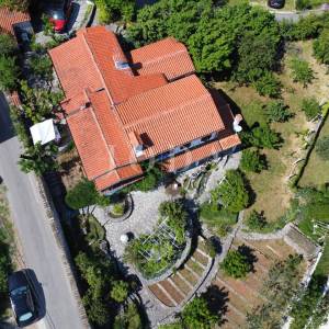Obiteljska kuća sa velikom okućnicom i pogledom na Kvarner