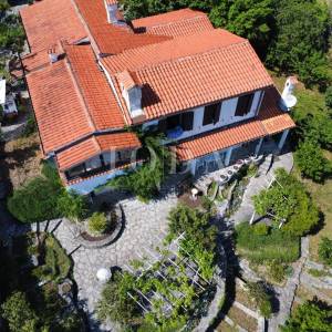 Obiteljska kuća sa velikom okućnicom i pogledom na Kvarner