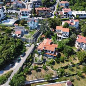 Obiteljska kuća sa velikom okućnicom i pogledom na Kvarner