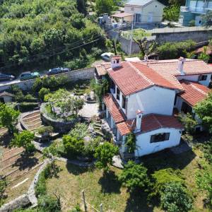 Obiteljska kuća sa velikom okućnicom i pogledom na Kvarner