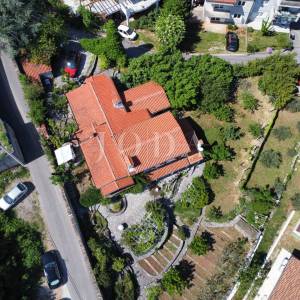Obiteljska kuća sa velikom okućnicom i pogledom na Kvarner