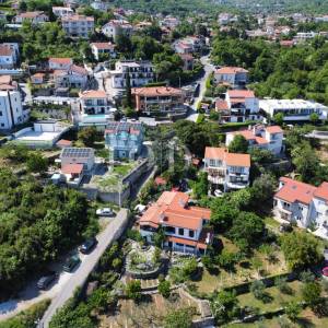 Obiteljska kuća sa velikom okućnicom i pogledom na Kvarner