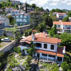 Obiteljska kuća sa velikom okućnicom i pogledom na Kvarner