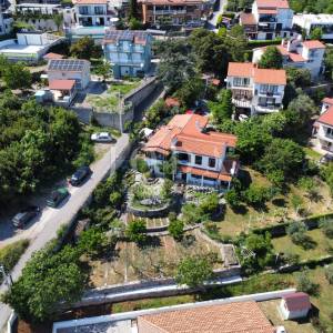 Obiteljska kuća sa velikom okućnicom i pogledom na Kvarner
