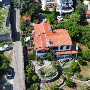 Obiteljska kuća sa velikom okućnicom i pogledom na Kvarner