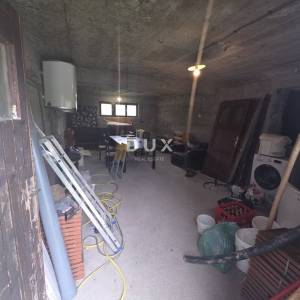 OGULIN, TOUNJ - samostojeća kuća s 2 pomoćna objekta odmah do rijeke + okućnica 5000m2