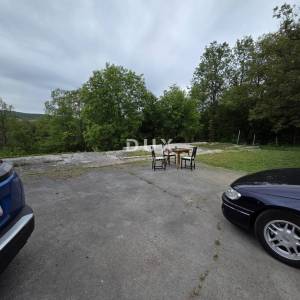 OGULIN, TOUNJ - samostojeća kuća s 2 pomoćna objekta odmah do rijeke + okućnica 5000m2