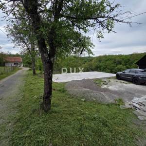 OGULIN, TOUNJ - samostojeća kuća s 2 pomoćna objekta odmah do rijeke + okućnica 5000m2