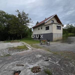 OGULIN, TOUNJ - samostojeća kuća s 2 pomoćna objekta odmah do rijeke + okućnica 5000m2