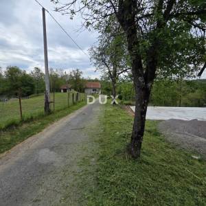OGULIN, TOUNJ - samostojeća kuća s 2 pomoćna objekta odmah do rijeke + okućnica 5000m2