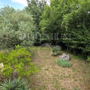 Okolica Dobrinja, samostojeća kuća s okućnicom!