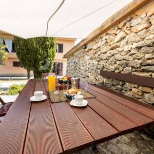 Okolica Dobrinja, samostojeća kuća s okućnicom!