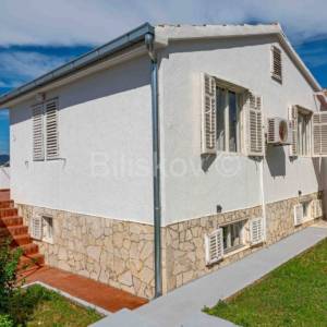 Okolica Trogira, samostojeća kuća u blizini mora, prodaja