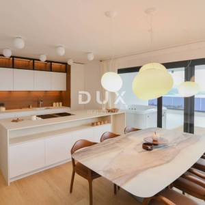 OPATIJA, CENTAR - dizajnerski penthouse s jacuzzijem i pogledom na more