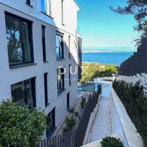 OPATIJA, CENTAR - ekskluzivan stan u novogradnji posebnog arhitektonskog karaktera, pogled, bazen, garaža