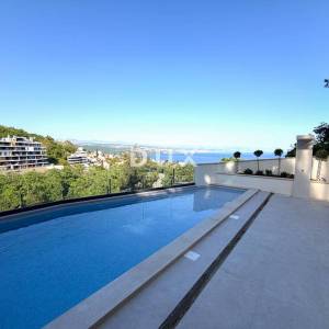 OPATIJA, CENTAR - ekskluzivan stan u novogradnji posebnog arhitektonskog karaktera, pogled, bazen, garaža