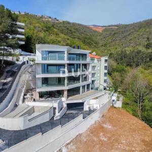 OPATIJA, CENTAR - ekskluzivan stan u novogradnji posebnog arhitektonskog karaktera, pogled, bazen, garaža