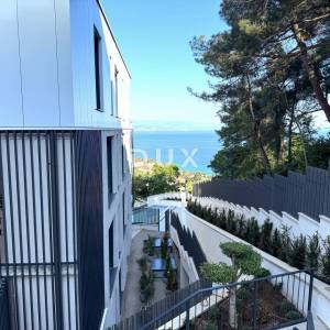 OPATIJA, CENTAR - ekskluzivan stan u novogradnji posebnog arhitektonskog karaktera, pogled, bazen, garaža