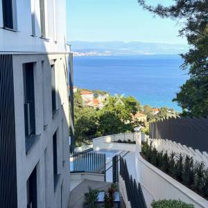 OPATIJA, CENTAR - ekskluzivan stan u novogradnji posebnog arhitektonskog karaktera, pogled, bazen, garaža