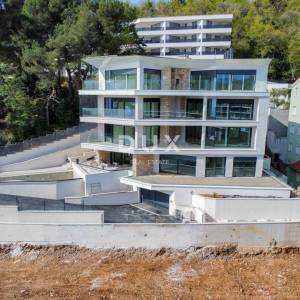 OPATIJA, CENTAR - ekskluzivan stan u novogradnji posebnog arhitektonskog karaktera, pogled, bazen, garaža