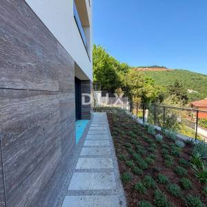 OPATIJA, CENTAR - novogradnja luksuznog standarda u Opatiji s garažom, vlastitim vrtom, vrhunski stan