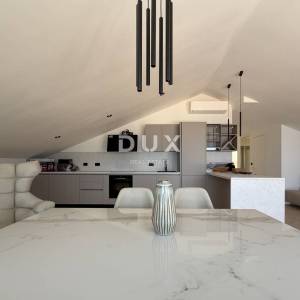OPATIJA, CENTAR - penthouse u centru Opatije s više terasa, panoramski pogled, garaža, 200 metara od Lungomare