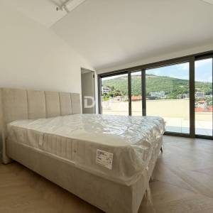 OPATIJA, CENTAR - penthouse u centru Opatije s više terasa, panoramski pogled, garaža, 200 metara od Lungomare