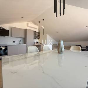 OPATIJA, CENTAR - penthouse u centru Opatije s više terasa, panoramski pogled, garaža, 200 metara od Lungomare