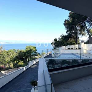 OPATIJA, CENTAR - prestižan penthouse iznad centra Opatije u novogradnji posebnog arhitektonskog karaktera