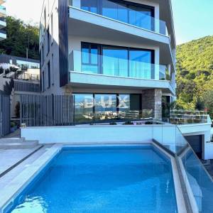OPATIJA, CENTAR - prestižan penthouse iznad centra Opatije u novogradnji posebnog arhitektonskog karaktera