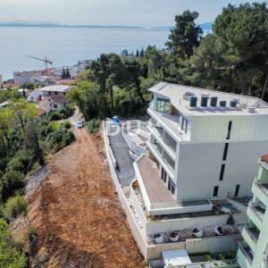 OPATIJA, CENTAR - prestižan penthouse iznad centra Opatije u novogradnji posebnog arhitektonskog karaktera