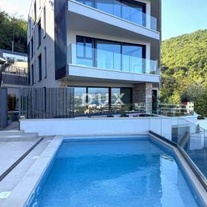 OPATIJA, CENTAR - prestižan penthouse iznad centra Opatije u novogradnji posebnog arhitektonskog karaktera