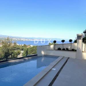 OPATIJA, CENTAR - prestižan penthouse iznad centra Opatije u novogradnji posebnog arhitektonskog karaktera