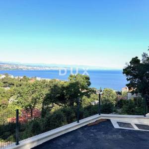 OPATIJA, CENTAR - prestižan penthouse iznad centra Opatije u novogradnji posebnog arhitektonskog karaktera