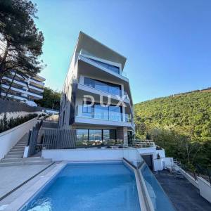 OPATIJA, CENTAR - prestižan penthouse iznad centra Opatije u novogradnji posebnog arhitektonskog karaktera