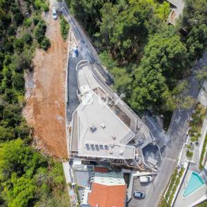 OPATIJA, CENTAR - prestižan penthouse iznad centra Opatije u novogradnji posebnog arhitektonskog karaktera