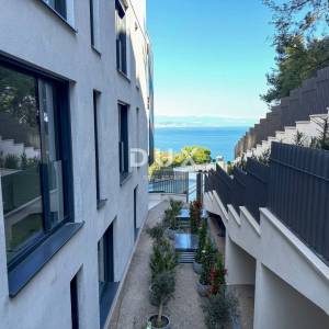 OPATIJA, CENTAR - prestižan penthouse iznad centra Opatije u novogradnji posebnog arhitektonskog karaktera