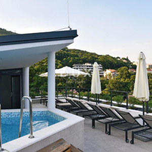 OPATIJA, CENTAR - rohbau butik hotel + zgrada sa 6 stanova + zemljište u centru Opatije, prilika za razvoj