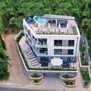 OPATIJA, CENTAR - rohbau butik hotel + zgrada sa 6 stanova + zemljište u centru Opatije, prilika za razvoj