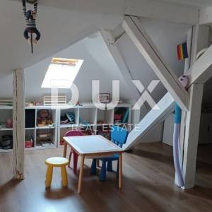 OPATIJA, CENTAR - stan 100m2 u prekrasnoj austrougarskoj vili s prekrasnim pogledom na more 