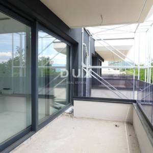 OPATIJA, IKA - novogradnja stan 101m2 samo 100 metara od mora, terasa, parking, spremište