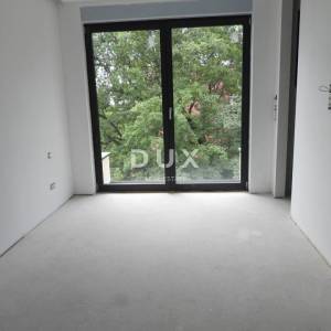 OPATIJA, IKA - novogradnja stan 101m2 samo 100 metara od mora, terasa, parking, spremište