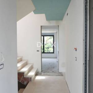 OPATIJA, IKA - novogradnja stan 101m2 samo 100 metara od mora, terasa, parking, spremište